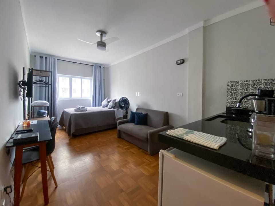 Bed, TV and multimedia, Kitchen or kitchenette, Photo of the whole room, Seating area, Dining area, Bedroom
