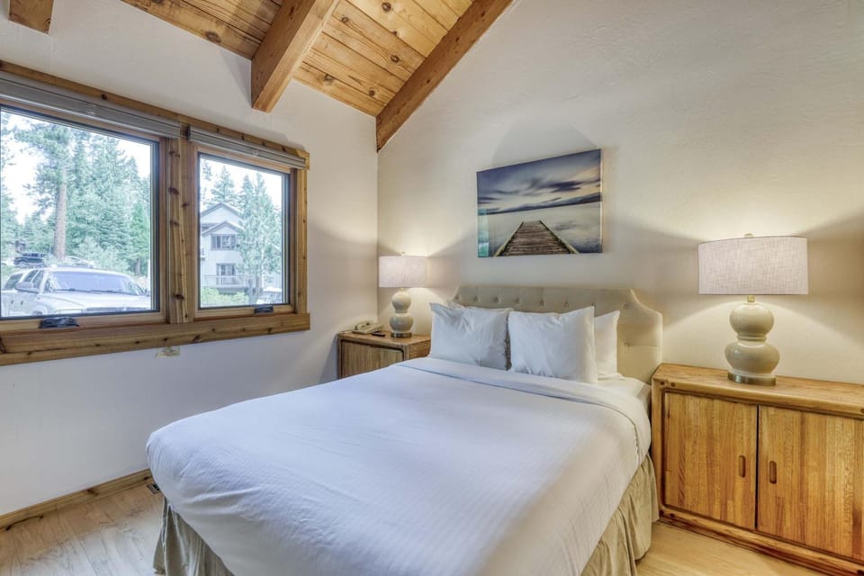 Cozy Studio at Granlibakken Tahoe Resort - Ski-In - Ski-Out with Pool Spa & Minutes from Lake Tahoe Inn in Tahoe City