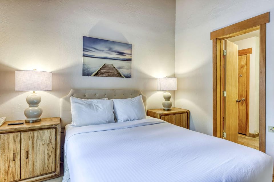 Cozy Studio at Granlibakken Tahoe Resort - Ski-In - Ski-Out with Pool Spa & Minutes from Lake Tahoe Inn in Tahoe City
