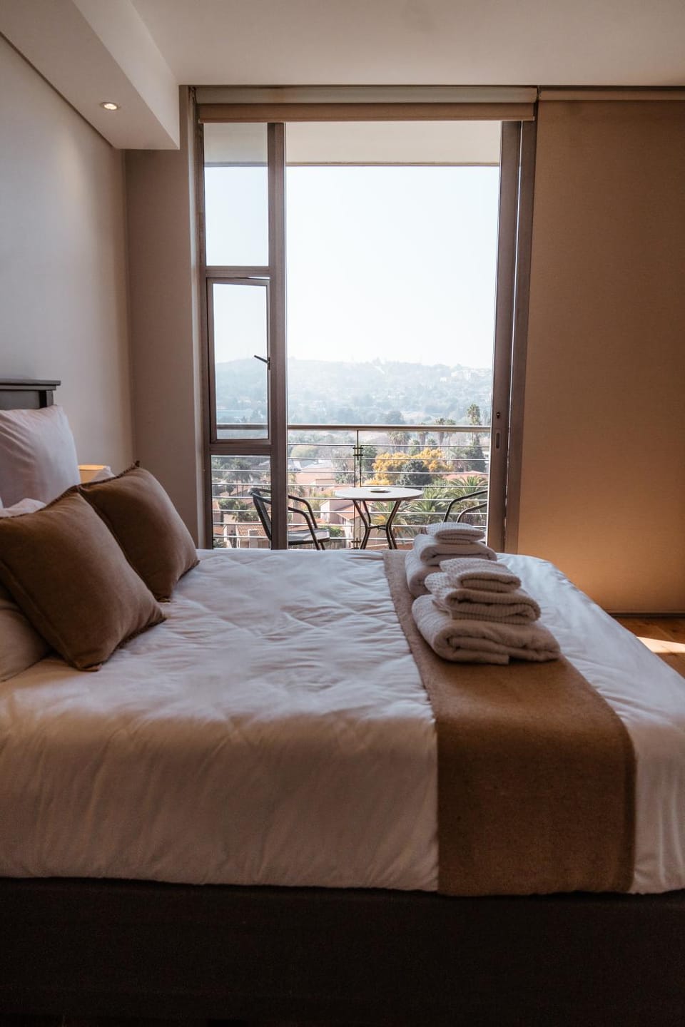 Modern 2-Bed with Views, Mall Access & Home Office, Bedfordview Apartment in Johannesburg
