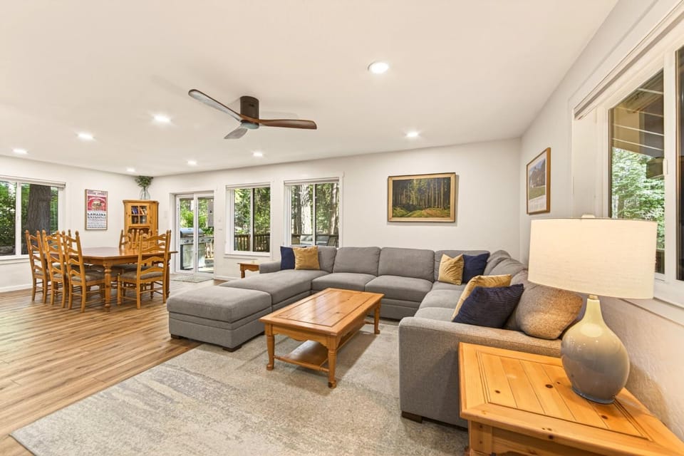 Wondervale Lodge at Tahoe Donner by Tahoe Getaways - 4BR Pet-Friendly w Hot Tub & HOA House in Truckee