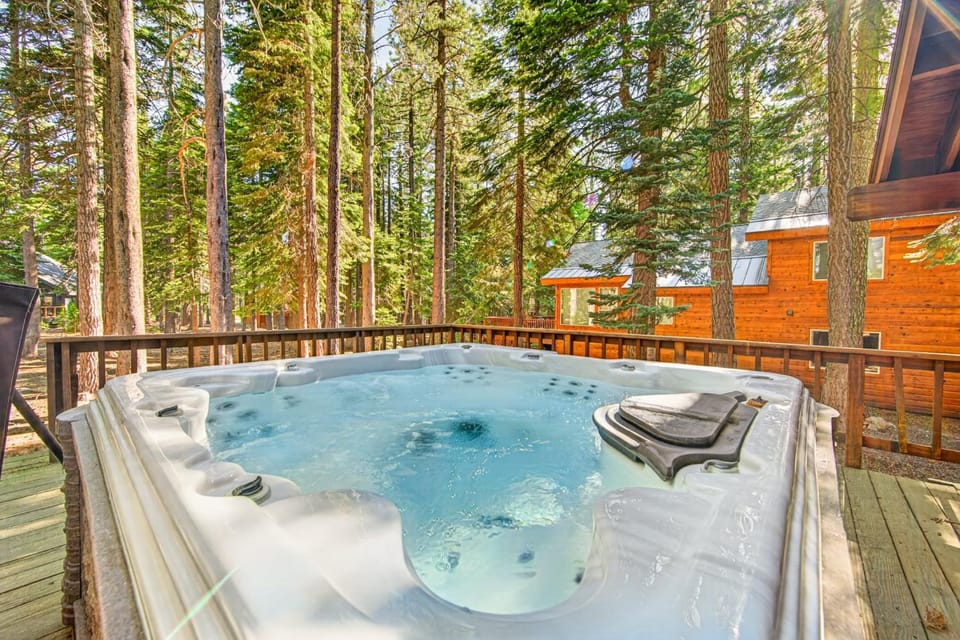 Wondervale Lodge at Tahoe Donner by Tahoe Getaways - 4BR Pet-Friendly w Hot Tub & HOA House in Truckee