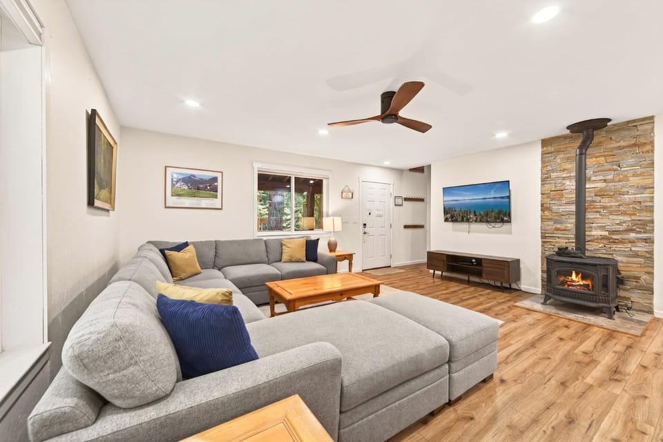 Wondervale Lodge at Tahoe Donner by Tahoe Getaways - 4BR Pet-Friendly w Hot Tub & HOA House in Truckee