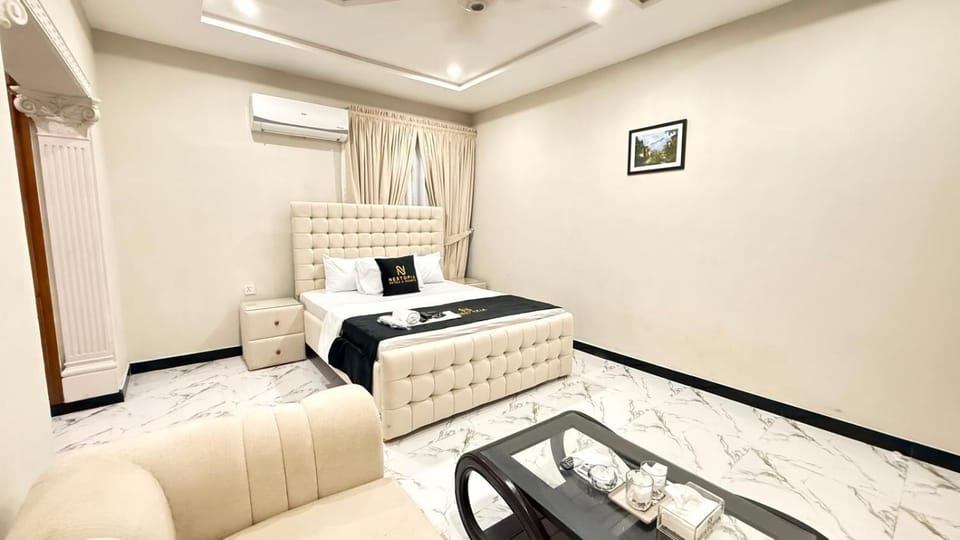 Photo of the whole room, air conditioner