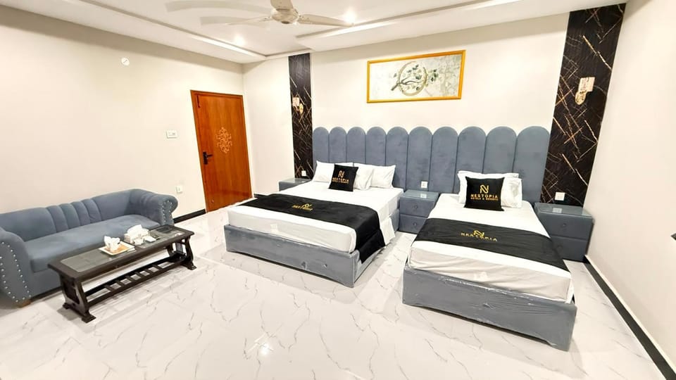 Bed, Photo of the whole room, Seating area, Bedroom