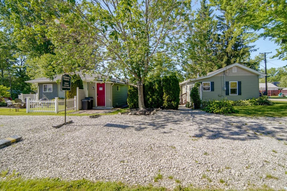 Dual Cottage Escape Walkable to GOTL Strip House in Geneva-on-the-Lake