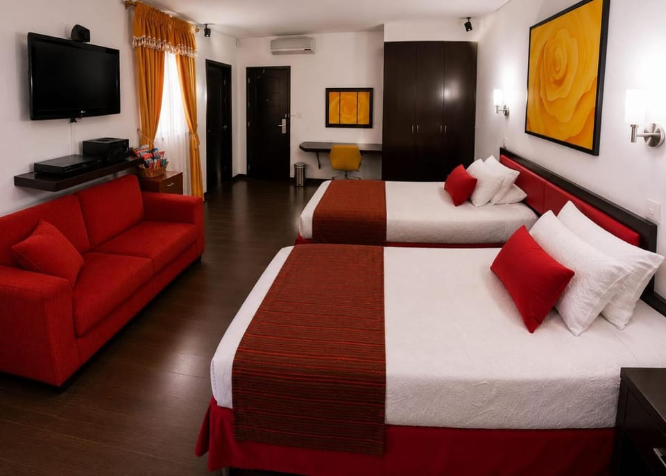 Bed, TV and multimedia, Photo of the whole room, Bedroom