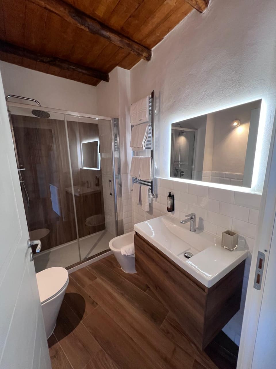 Shower, Toilet, Bathroom, towels