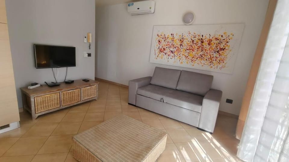 Communal lounge/ TV room, TV and multimedia, Living room, Seating area, air conditioner