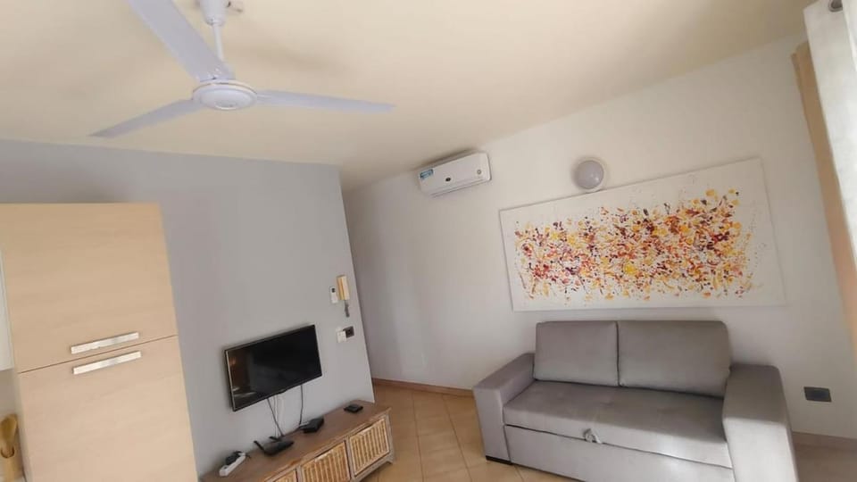 TV and multimedia, Living room, Seating area, Evening entertainment, air conditioner
