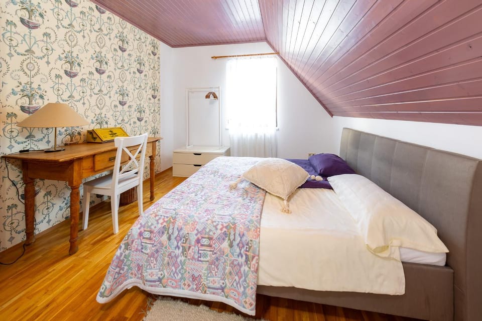 Bed, Photo of the whole room, Seating area, Bedroom