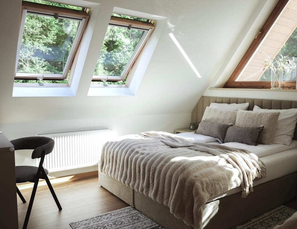 Bed, Photo of the whole room, Seating area