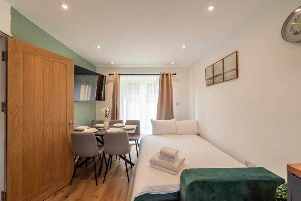 Bed, TV and multimedia, Kitchen or kitchenette, Living room, Photo of the whole room, Seating area, Dining area, towels
