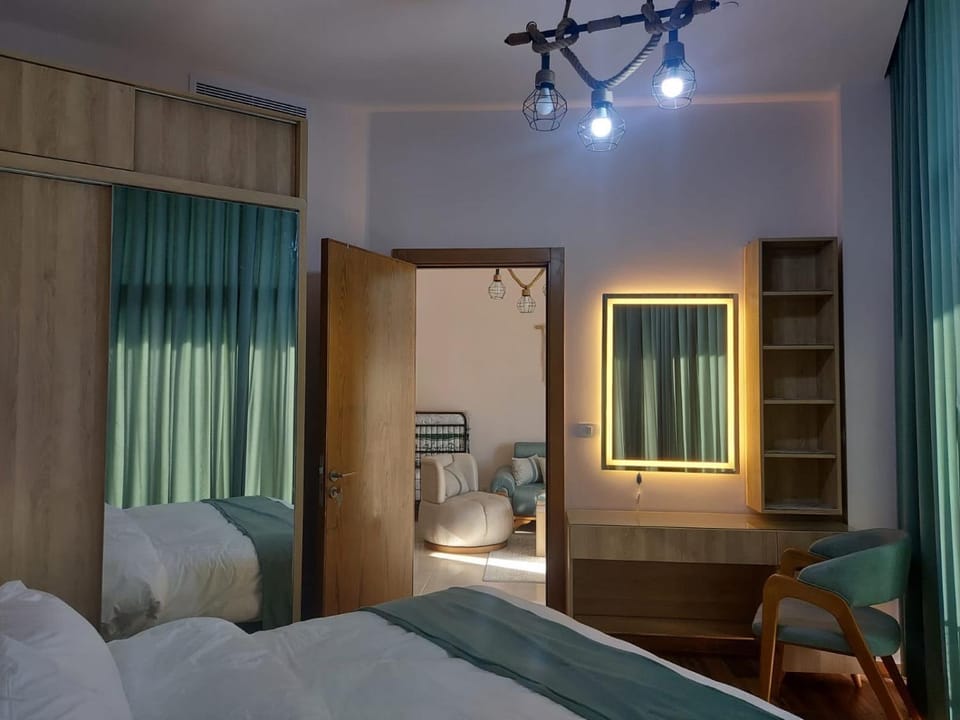 Photo of the whole room, Bedroom, wardrobe