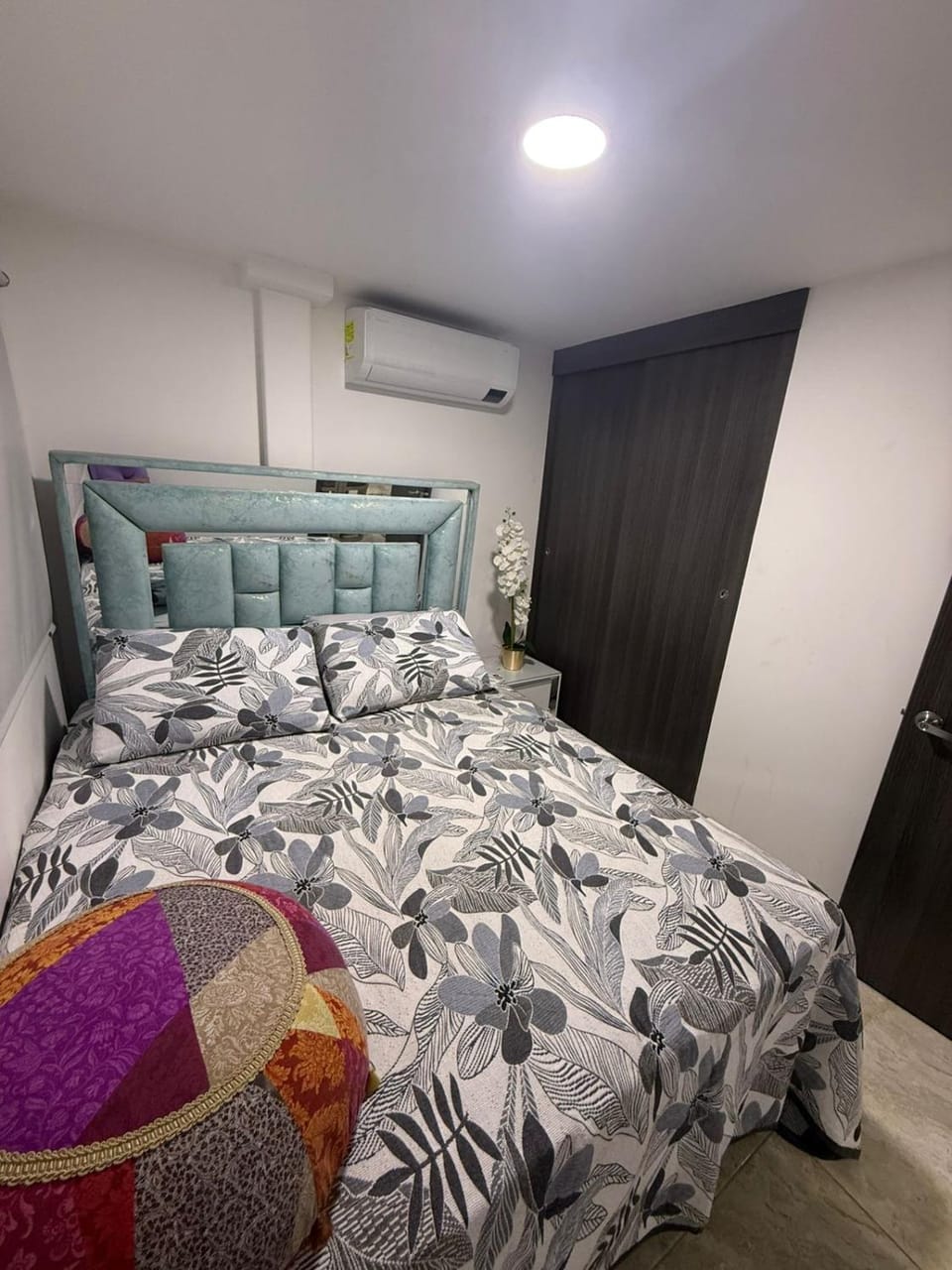 Photo of the whole room, Bedroom