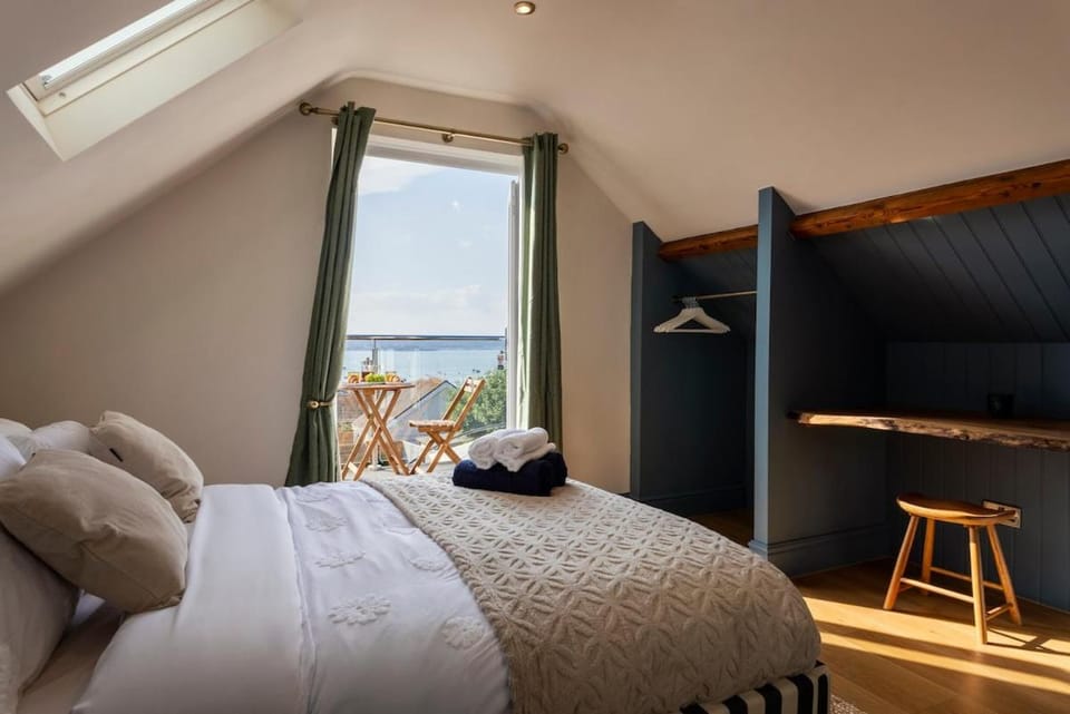 Detached with Sea views, Private Parking & Balcony House in Brixham