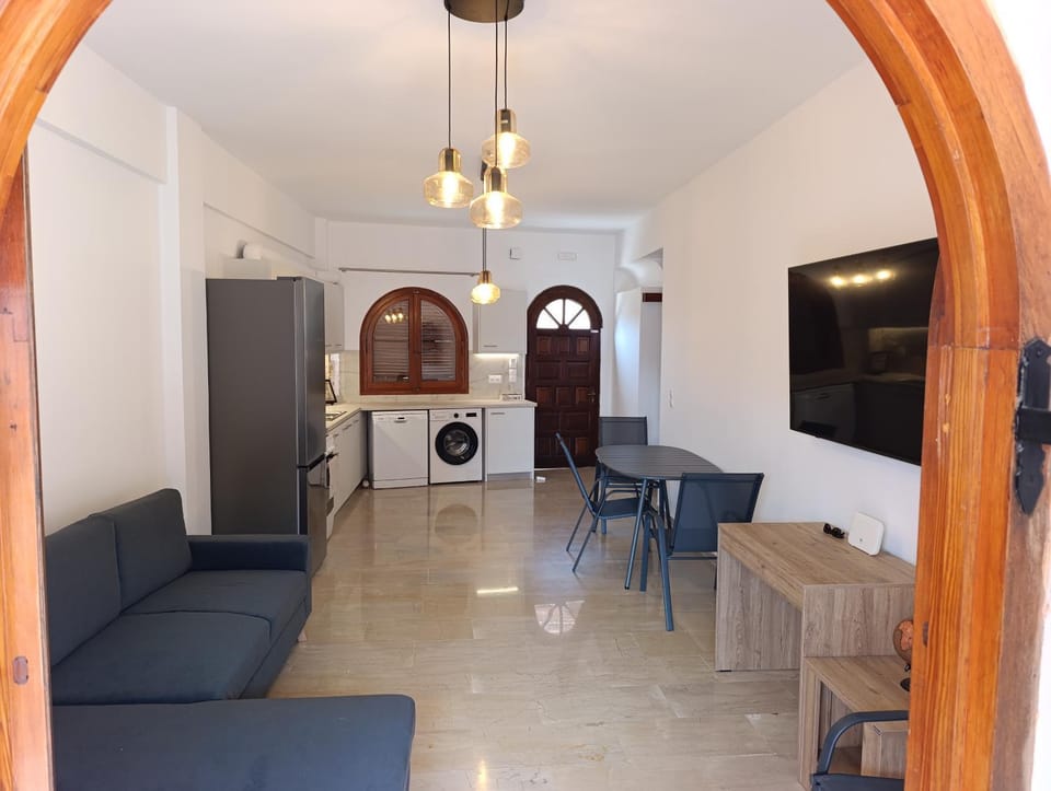 TV and multimedia, Kitchen or kitchenette, Living room, Seating area
