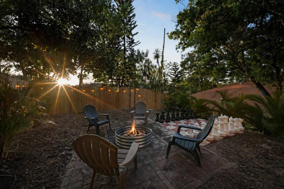 Checkmate Cottage Fire Pit + Putting Green House in Palm Harbor