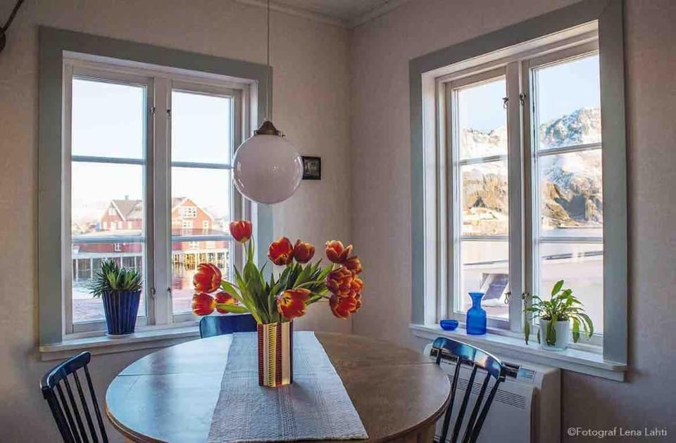 Mid-Century Seaside Retreat in Henningsvær Harbor Apartment in Lofoten