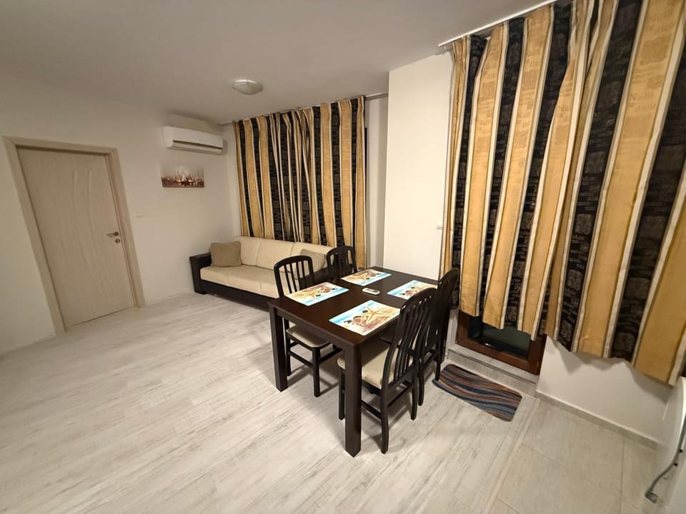 Living room, Seating area, Dining area, air conditioner