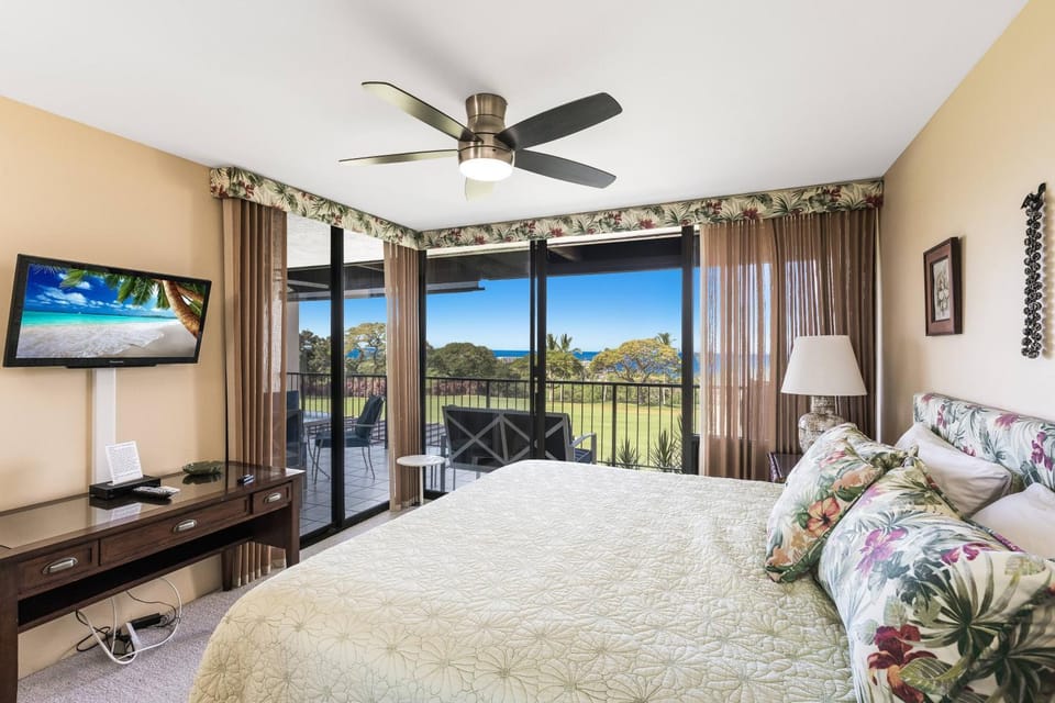 Bed, Day, TV and multimedia, View (from property/room), Balcony/Terrace, Bedroom, Sea view, furniture