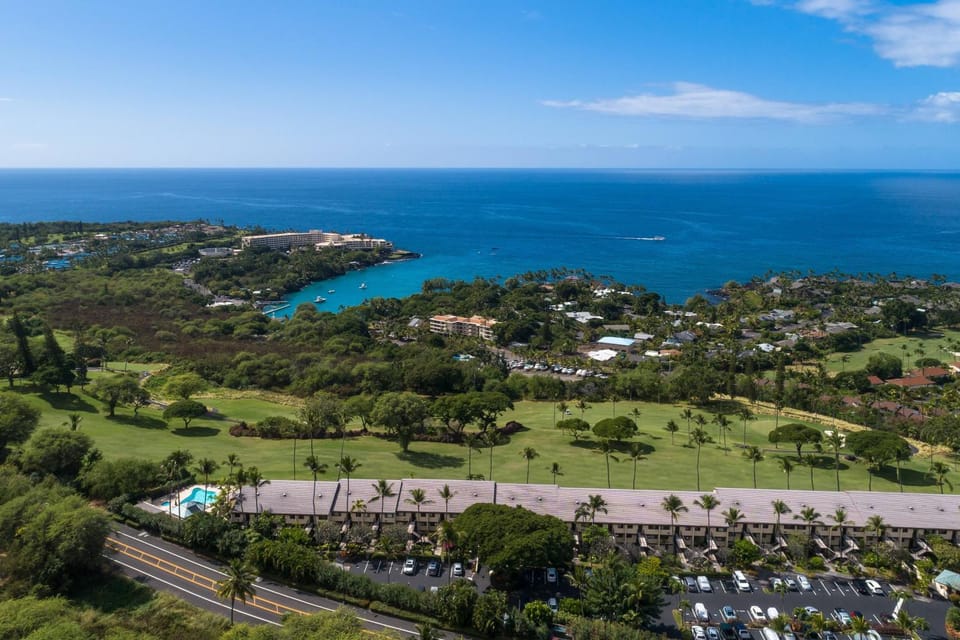 Property building, Day, Natural landscape, Bird's eye view, Garden, Golfcourse, Beach, Sea view, Swimming pool, Parking