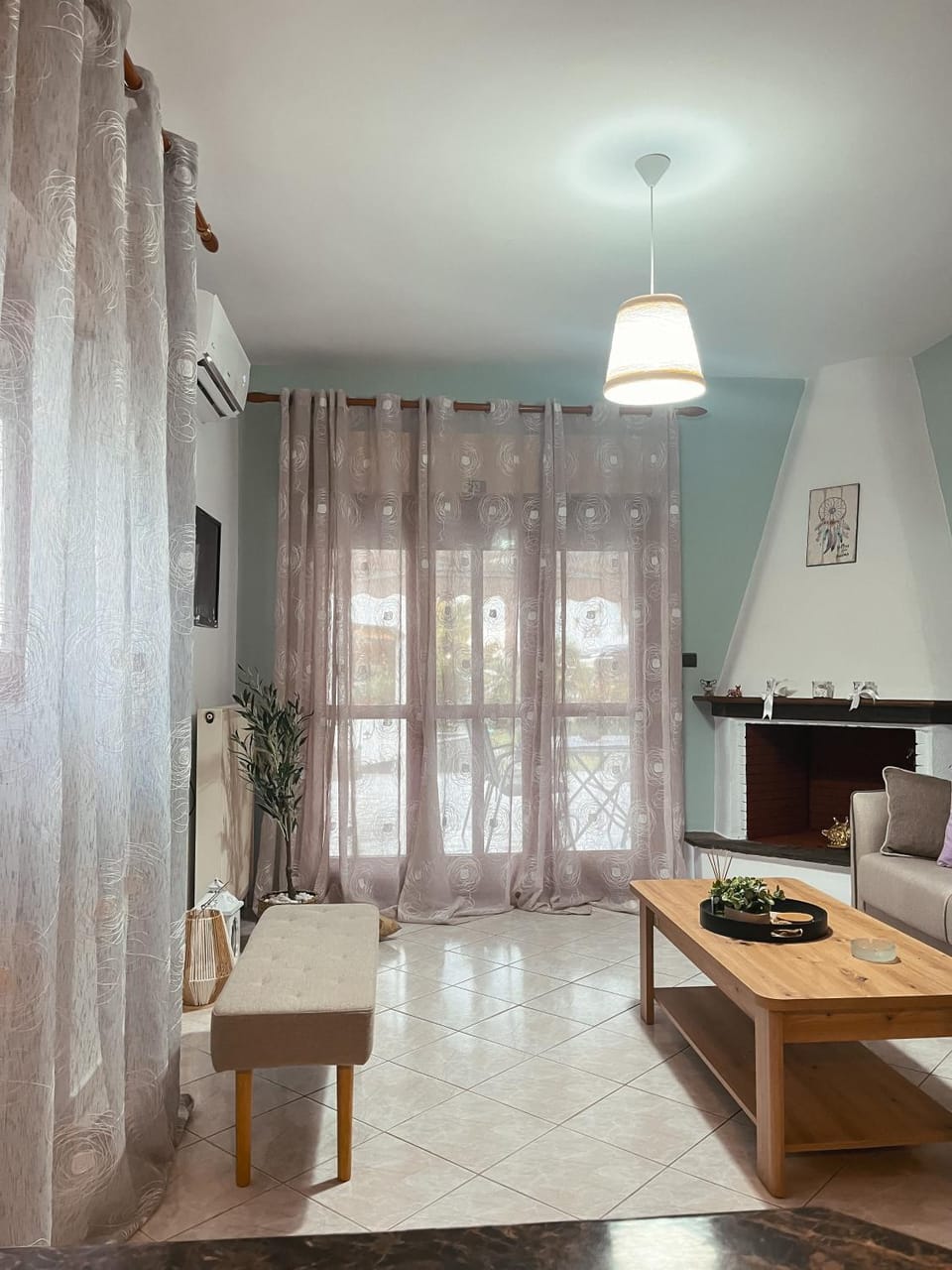 TV and multimedia, Living room, Seating area, air conditioner