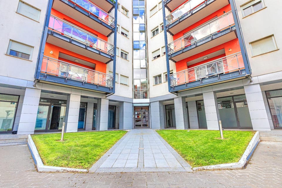 Property building, Day, Neighbourhood, Garden, Garden view