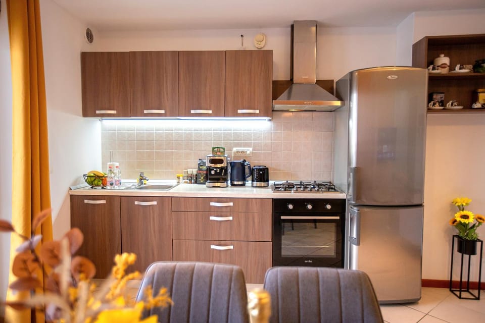 Coffee/tea facilities, Kitchen or kitchenette, oven, stove, toaster