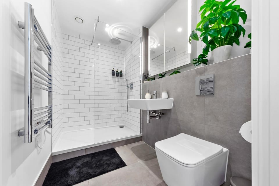 Shower, Toilet, Bathroom, towels