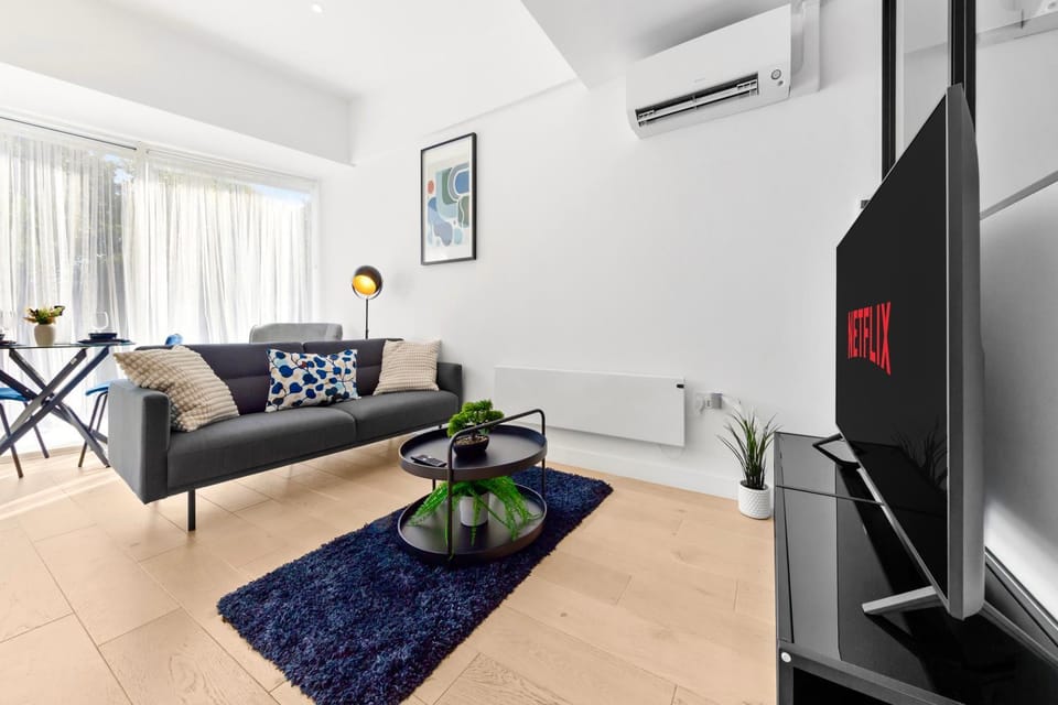 Day, TV and multimedia, Living room, Seating area, Dining area, air conditioner