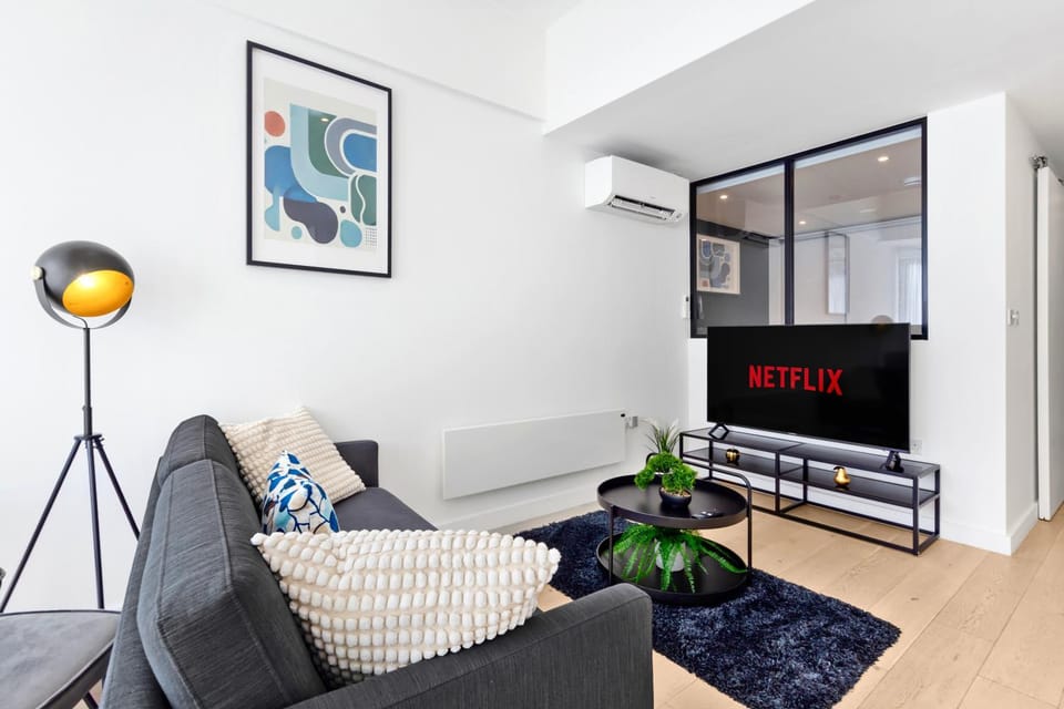 TV and multimedia, Living room, Seating area, air conditioner