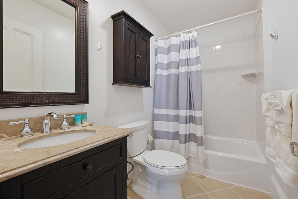 Boston Brownstone Steps To Shopping & Dining Apartment in Back Bay