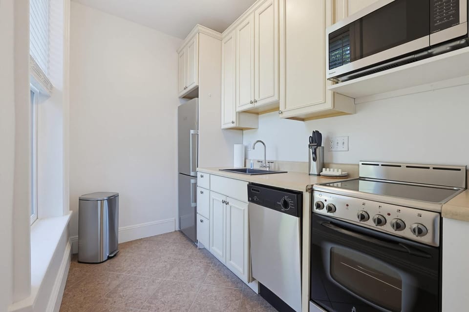Boston Brownstone Steps To Shopping & Dining Apartment in Back Bay
