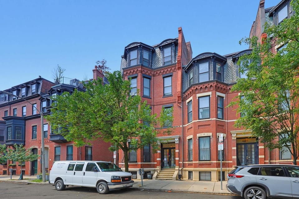 Boston Brownstone Steps To Shopping & Dining Apartment in Back Bay