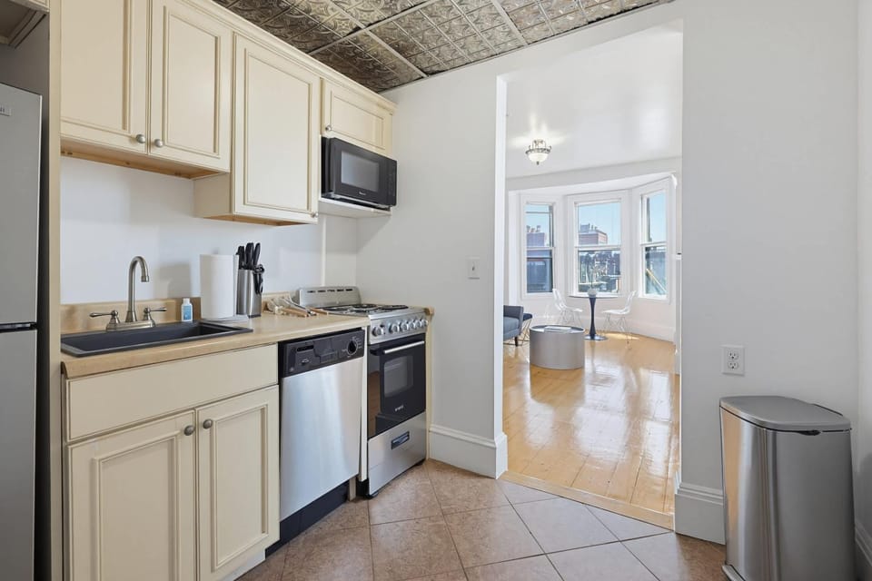 Back Bay Stay Near Green Line, Dining & Hynes Apartment in Back Bay