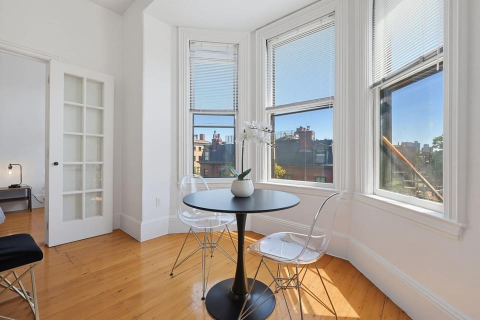 Back Bay Stay Near Green Line, Dining & Hynes Apartment in Back Bay