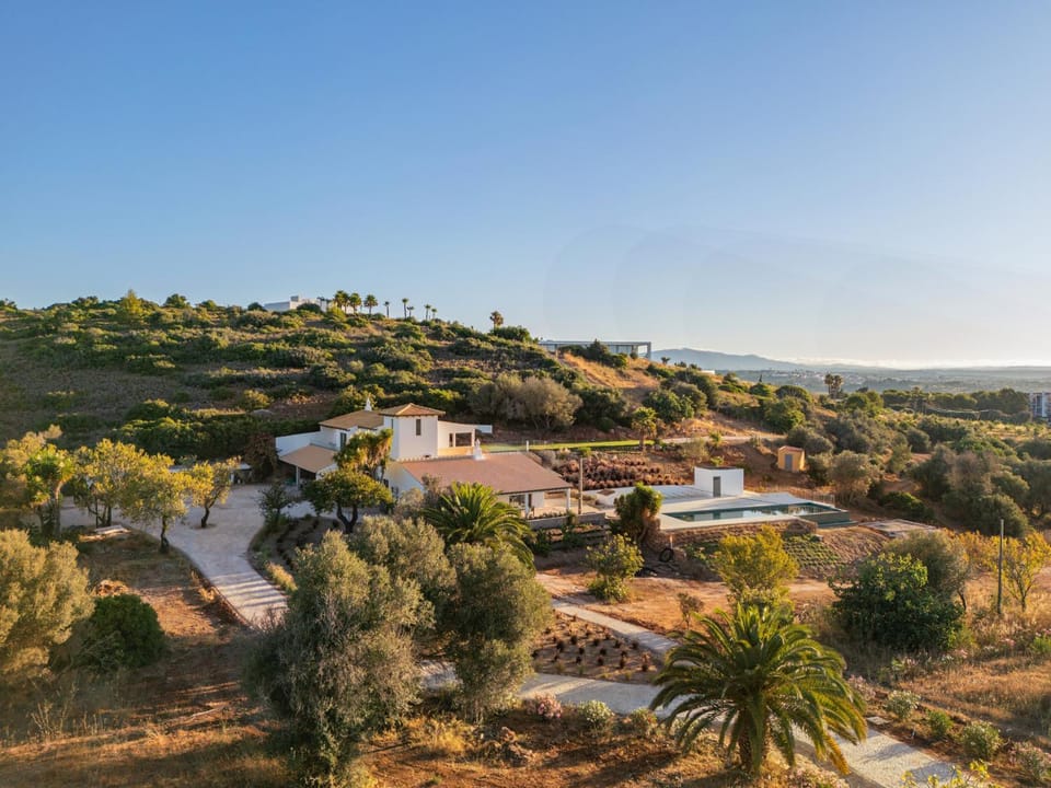 Property building, Day, Neighbourhood, Natural landscape, Mountain view