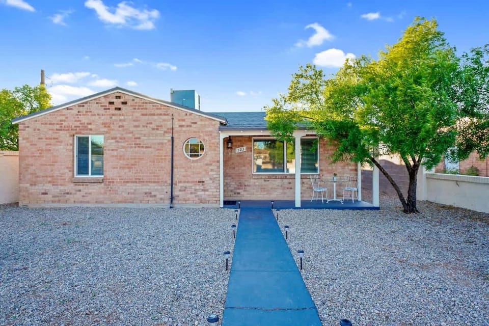 Sam Hughes Escape-Walk to U of A Apartment in Tucson