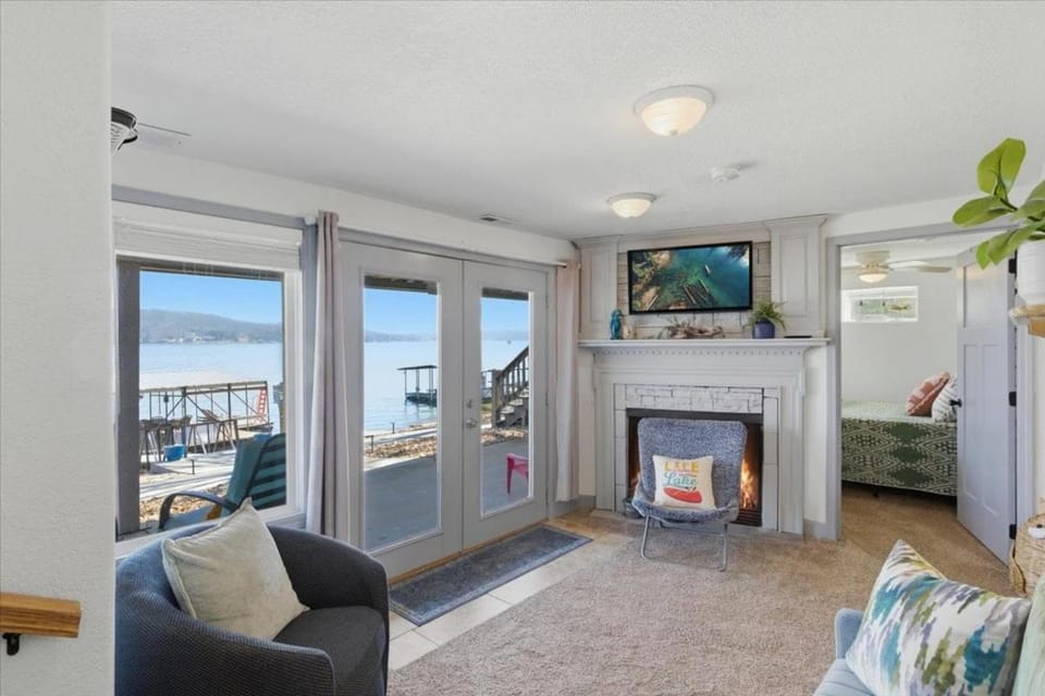 TV and multimedia, Living room, Lake view, River view, fireplace
