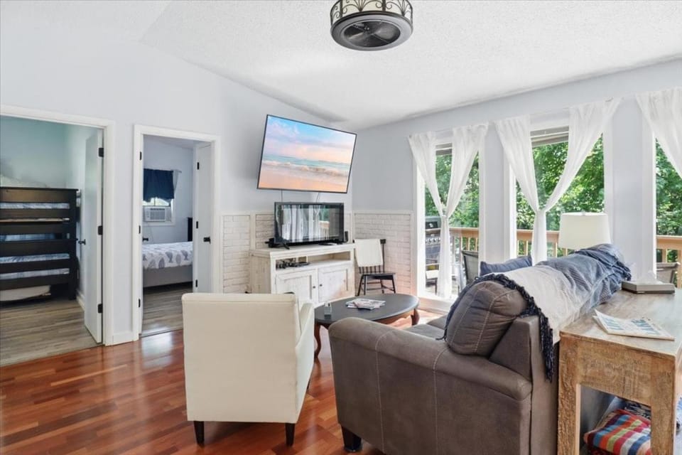 Bed, TV and multimedia, Living room, Seating area, Bedroom