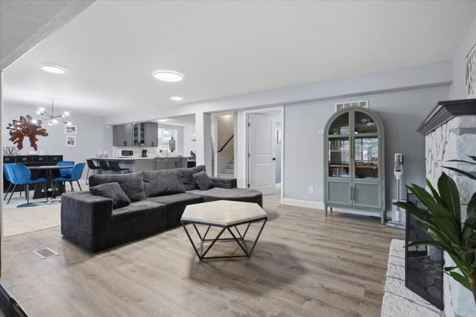 TV and multimedia, Kitchen or kitchenette, Living room, Seating area, Dining area
