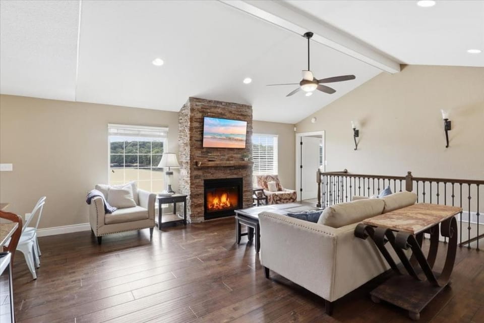 TV and multimedia, Living room, Seating area, fireplace