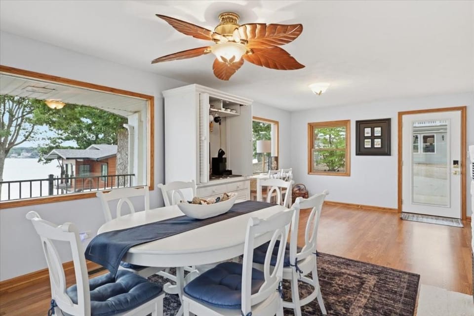 Seating area, Dining area