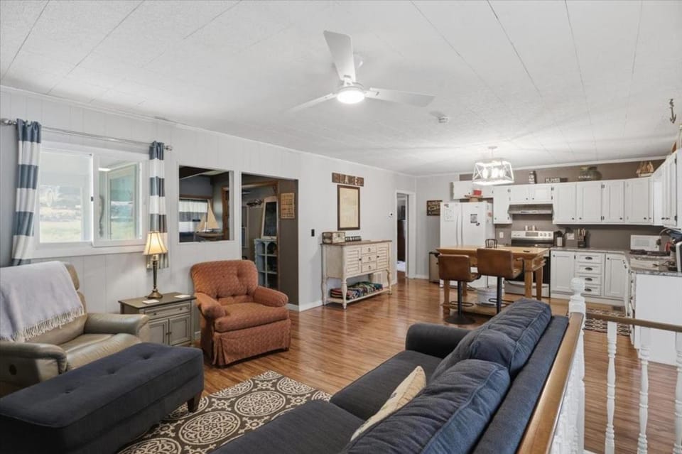 Kitchen or kitchenette, Living room, Seating area, Dining area, dishwasher, oven, stove
