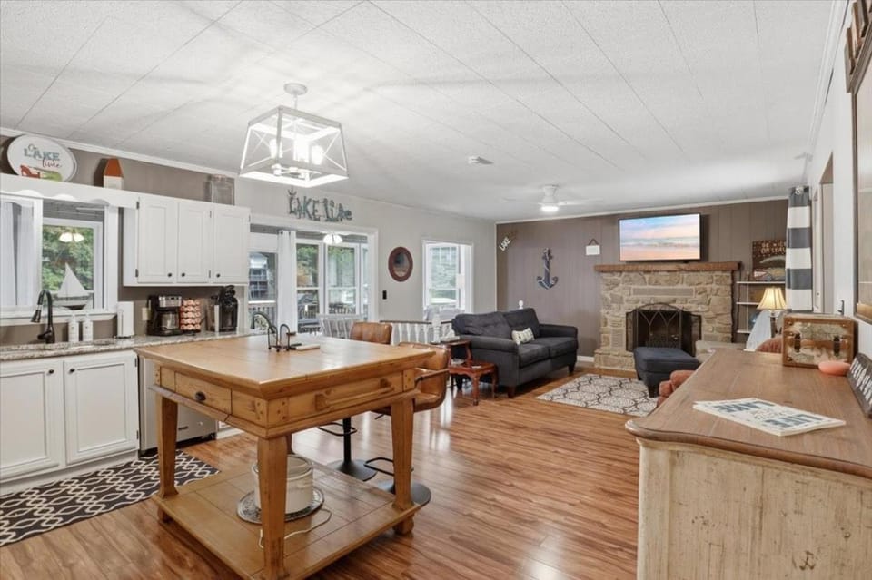 TV and multimedia, Kitchen or kitchenette, Living room, Seating area, Dining area, dishwasher, oven