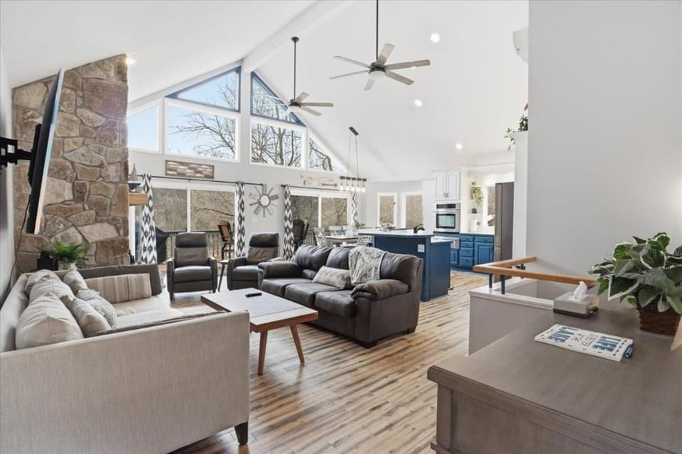 TV and multimedia, Living room, Seating area, kitchen