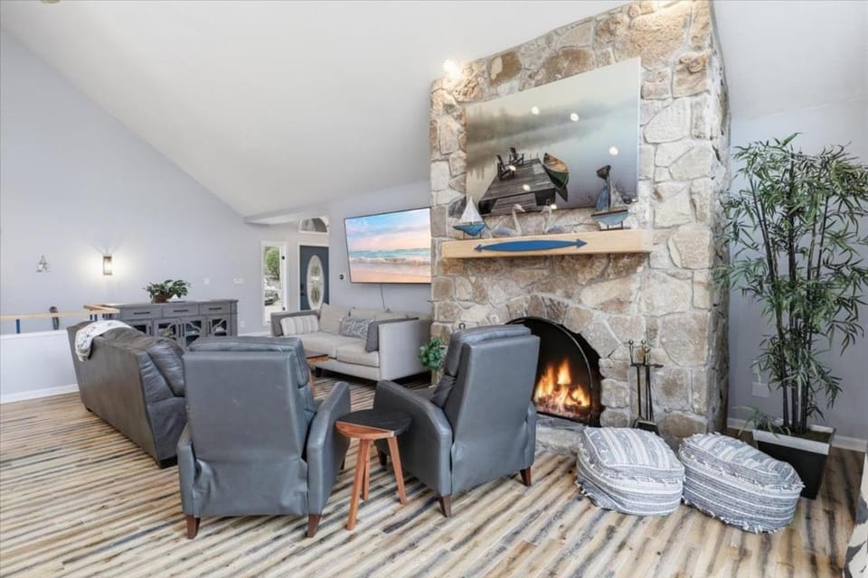 TV and multimedia, Living room, Seating area, fireplace