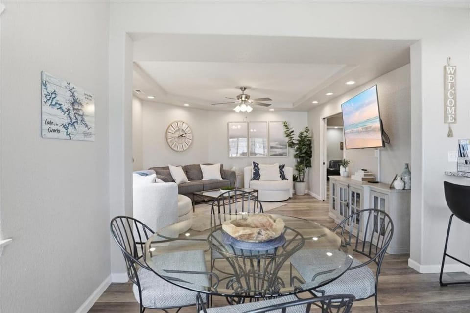 TV and multimedia, Living room, Seating area, Dining area