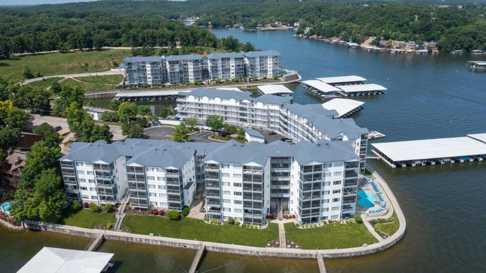 Property building, Bird's eye view, City view, Lake view, Pool view, River view, Swimming pool